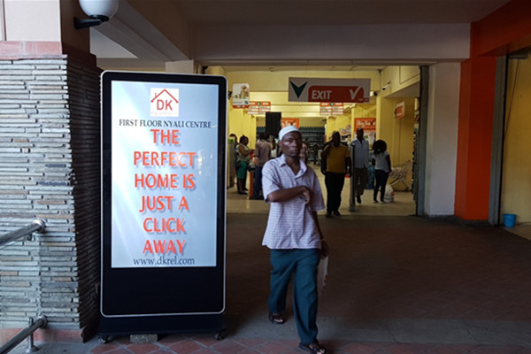 肯尼亞半戶外液晶廣告機(jī)