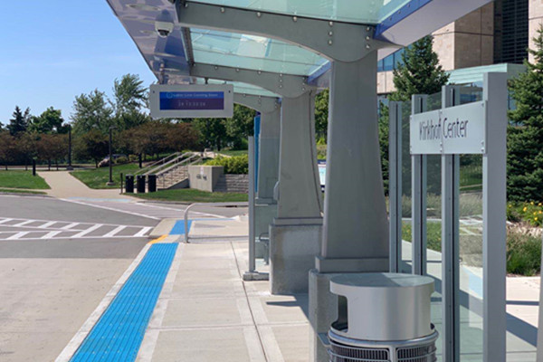 操作室外電視顯示屏時要注意哪些方面的特點？