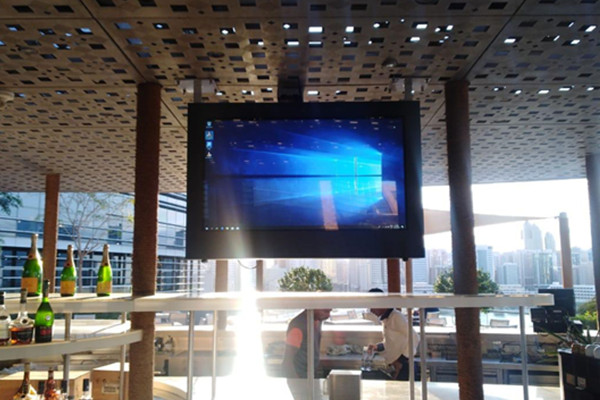 迪拜壁掛式戶外廣告機(jī)