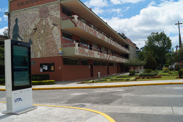 英國(guó)倫敦戶外液晶廣告機(jī)