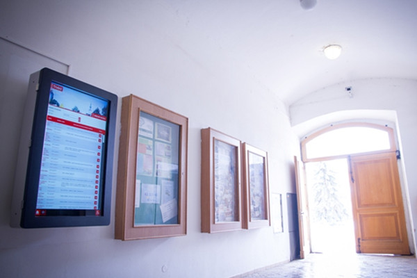 捷克戶外壁掛液晶廣告機(jī)