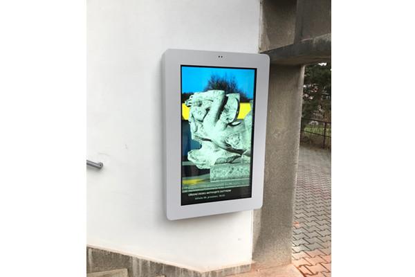 捷克43寸戶外壁掛廣告機(jī)