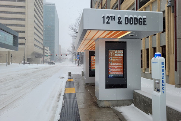 美國(guó)49寸壁掛戶外智能屏