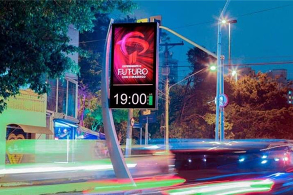 馬達加斯加55寸戶外壁掛雙面廣告機