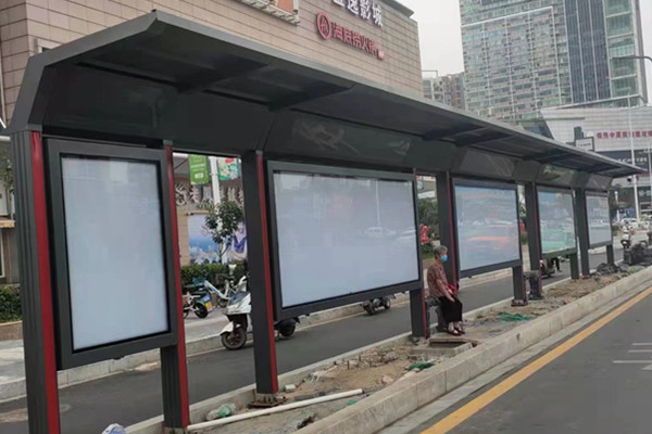 湖北襄陽65寸智慧公交車站臺