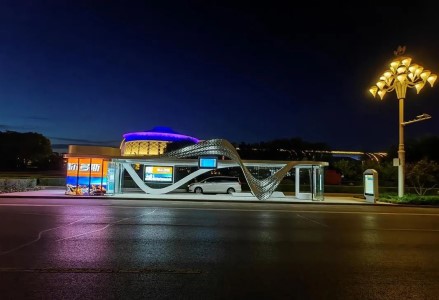 康巴什區(qū)智慧公交候車亭投入使用保障性，為城市建設(shè)樹立典范